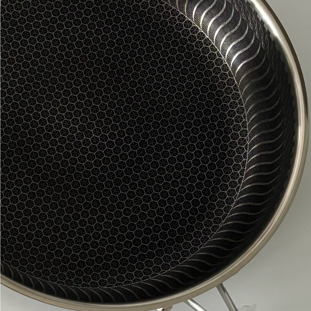Honeycomb frying pan with lid